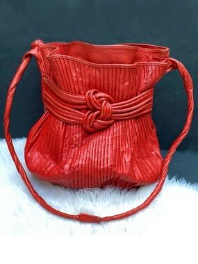 v i n t a g e :: Large Textured Leather Shoulder Bucket Bag